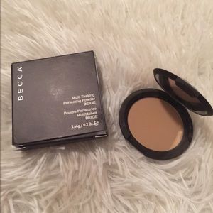 Becca multi-tasking perfecting powder beige color